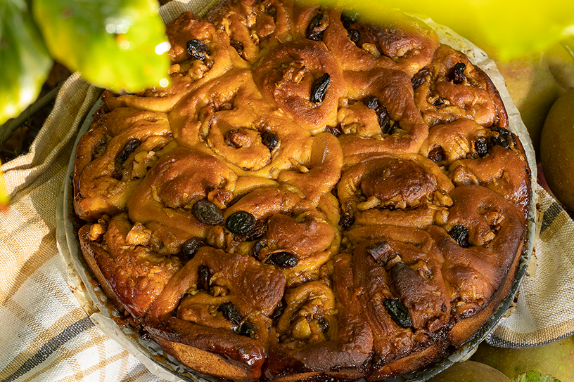 Appelkaneelrolletjes in bakblik.